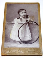 Antik keményhátú vizitfotó gyermek fotó Schmidt E   Budapest  11x6,8cm