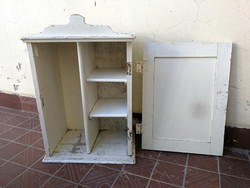 Fehér színű régi fali szekrény