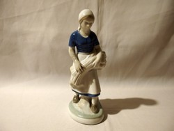 Sitzendorf porcelán: Búzakalászt szedő nő 19 cm magas