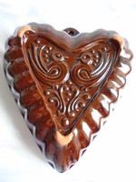 Szív alakú jelzett mázas kerámia  sütőforma.