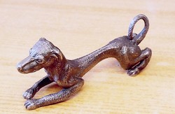 Kúszásban jeleskedő pincsi kutyuska, Ónból készült szobor, egyedi ritkaság.