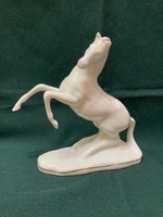 Ugrató ló fehér porcelán lovas szobor