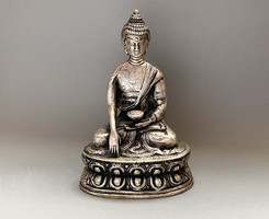 Díszes fém Buddha szobor.