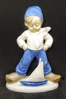 Kékruhás kisfiú vitorláshajóval (9110) - GH & CO porcelán figura