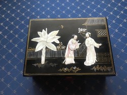 Kínai fekete lakk doboz,ékszerdoboz,gyöngyház berakással,figurális díszítéssel.XX.szd.második fele.