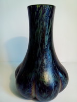 Iridescent kralik in small custom glass vase