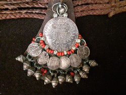 19. századi népi ékszer, lázsiás, délszláv, vagy török eredet, bőr fonaton ezüst érmék, néprajz