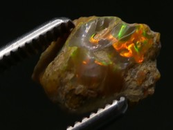 Természetes Etióp Opál mintadarab. 0,9 gramm ékszeralapanyag, kék-zöld-narancssárga csillámokkal.