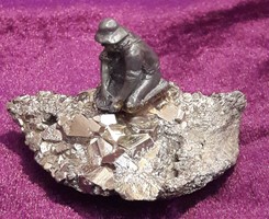 Aranymosó szobor pirit ásványon