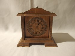 Régi óra alakú fából készült tartóban 6 db pohár tartó, alátét