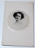 Antik szecessziós  hölgy dombornyomott fotó  képeslap
