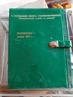 Retro arany nyomott ciril betűs szovjet zöld plasztik csatos irattartó 1977.