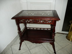 Gyönyörű, antik, kézzel faragott, üveg tetejű szalon asztalka