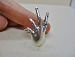 Különleges kéz alakú ezüstgyűrű, pici lápiszkővel