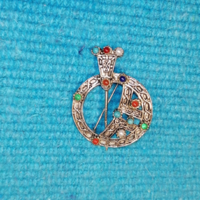 Brooch with small colored stones (101)