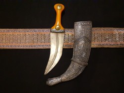 Jemeni jambiya, arab, kovácsolt kés, csont nyél, ezüst tok, talizmán tartó, szőtt öv, katonai, 1 Ft