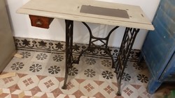 Antik varrógép asztal öntöttvas lábakkal