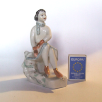 Régi, szovjet vagy orosz porcelán korcsolyázó kislány figura-picike festék hibával