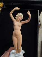 Táncosnő szobor, porcelánból, 25 cm-es magasságú szépség.