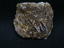 Asztrofillit bronz és arany színben ragyogó természetes ásvány darab. 15 gramm