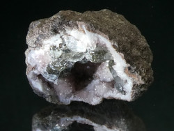 Természetes rózsaszín Kvarc és szürke Kalcit kristályok a geódában. Fluoreszkáló ásványkülönlegesség