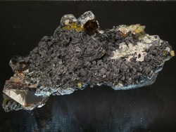 Természetes Klinoklór pikkelyeken nőtt Epidot és Andradit gránát kristályok. Gyűjteményi ásvány. 41g