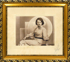 Fiatal nő műtermi fotója, eredeti, nagyméretű papírkép 1935-ből.
