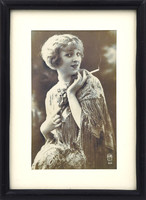 Antik, francia képeslap bekeretezve, fiatal színésznő(?) cigarettával.