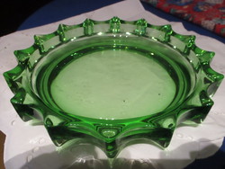 Ritka szép uránzöld színű üvegtál cakkos széllel hibátlan állapotban 24 cm átm.