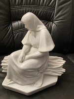 Zsolnay fehér, festetlen mázas rőzsén ülő Sinkó figura