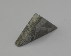 Muonionalusta meteorit szelet, jellegzetes Widmanstatten mintával. 1,5 gramm Gyűjteményi darab.