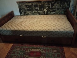 Antik 2 személyesre nyitható biedermeier ágy réz kiemelő szerkezettel, felújított kárpitozással