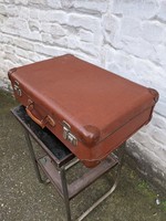 Bordó vintage bőrönd