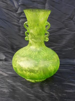 Nagy, zöld váza, ismeretlen gyártó/alkotó. Mérete és formája miatt akár lámpatestnek is használható