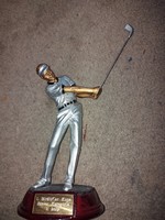 Augusta férfi golfozó szobor, 2 db, csak a névtábla más, 19/26 cm magasak, nyakuk ragasztott