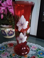 Piros üveg váza fehér virágokkal és levelekkel, kézzel festve.