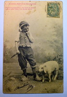 Antik francia üdvözlő groteszk vagy humoros fotó képeslap  gyermek malaccal