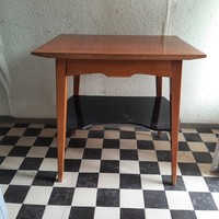 Retro formás kis asztal fiókkal, polccal