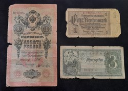 3 db viseltes külföldi bankjegy.