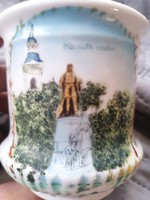 With antique cup / kossuth statue