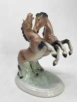 Ágaskodó, játszó lovak - Unterweissbach porcelán szobor - CZ