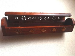 Eperkének füstölő tartó egzotikus fa doboz, kézzel perforált, vésett, réz cannabis intarzia 30 cm