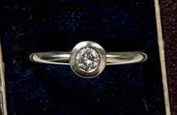 1 Forintról! Briliáns Fehérarany Button gyűrű 0,2 karátos Hófehér, modern csiszolású kővel. 2,6 gr.