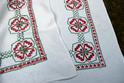 Embroidered cross-stitch Art Nouveau clover pattern tablecloth tablecloth centerpiece 88 x 67 cm