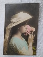 Antik kézzel színezett fotólap/képeslap, elegáns hölgy kalapban, rózsa 1910