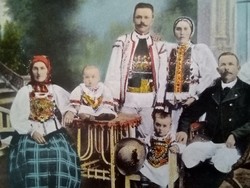 Antik képeslap levelezőlap- fotó népviselet Erdélyi népviseletek "Szász család"