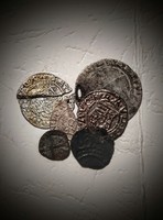Középkori ezüst érmék.