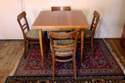 Étkezőasztal négy kárpitozott székkel, méret 80*80, ami 80*160-ra nyitható