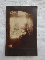 Antik szépia fotólap, hölgy az ablakban, csipkefüggöny, művészi fotó 1910-20 körüli
