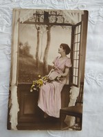 Antik kézzel színezett fotólap/képeslap, elegáns hölgy rózsaszín ruhában, virágok 1917